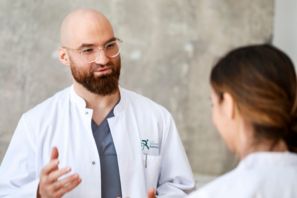 Dr. Jérôme Ruhnau im Gespräch mit einer Patientin